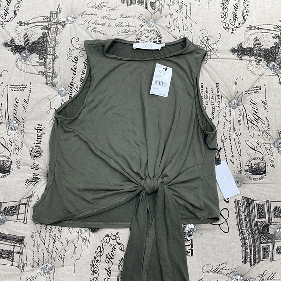 🎁 Astr The Label Tie Waist Crop Tank - Picture 4 of 9
